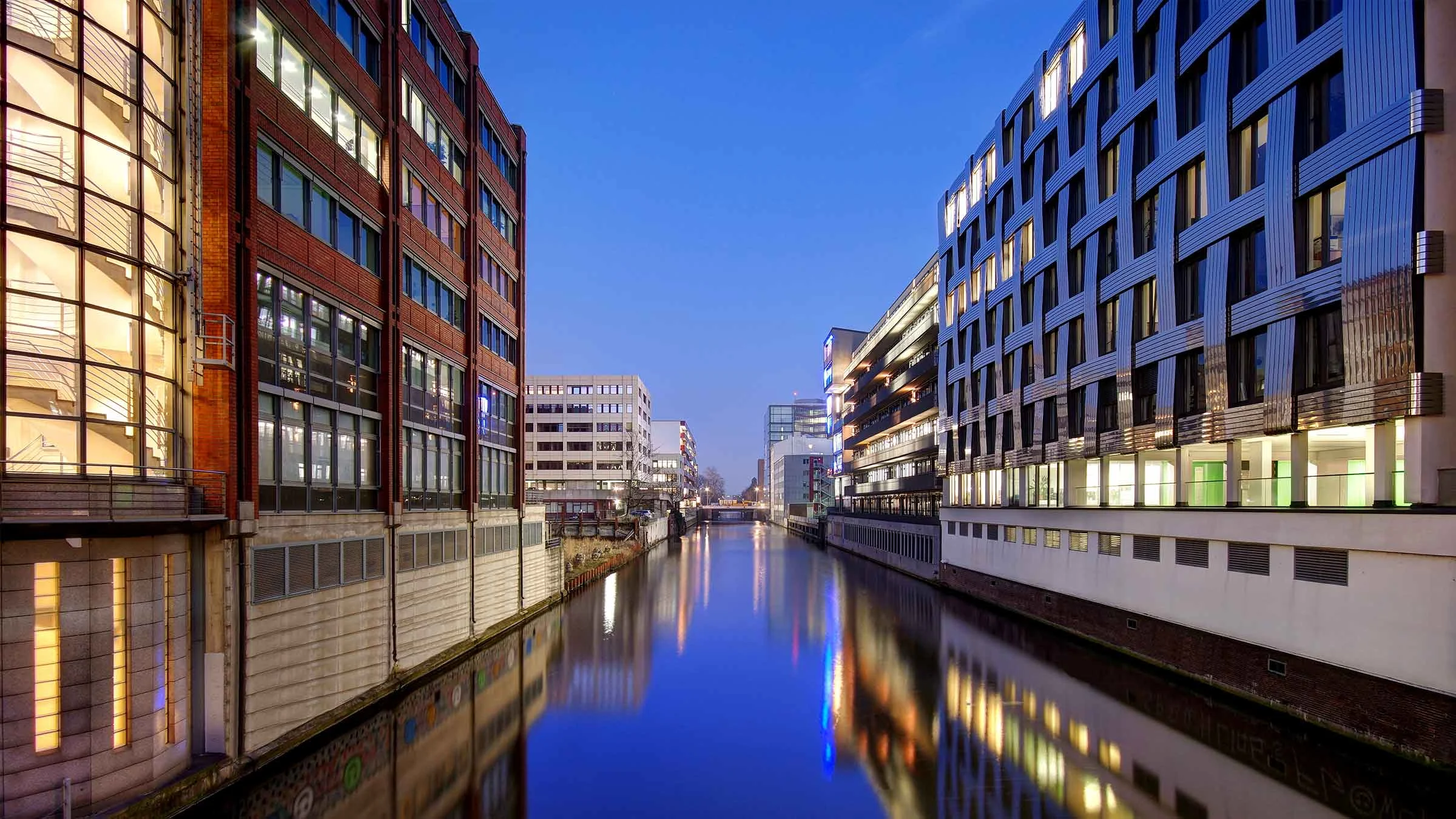 Bürogebäude an einem Kanal in Hamburg zur blauen Stunde
